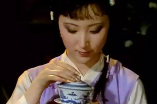 女士喝茶優(yōu)雅姿勢，女士正確喝茶姿勢禮儀