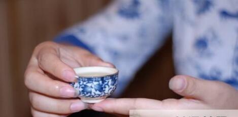 女士喝茶的手勢，女人正確喝茶手勢姿勢圖