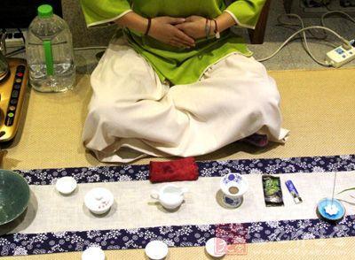 女士喝茶的手勢，女人正確喝茶手勢姿勢圖