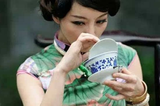 女士喝茶優(yōu)雅姿勢，女士正確喝茶姿勢禮儀