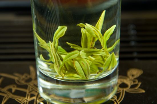 安吉白茶冷藏好還是冷凍好？這個(gè)需要根據(jù)存放時(shí)間來(lái)選擇