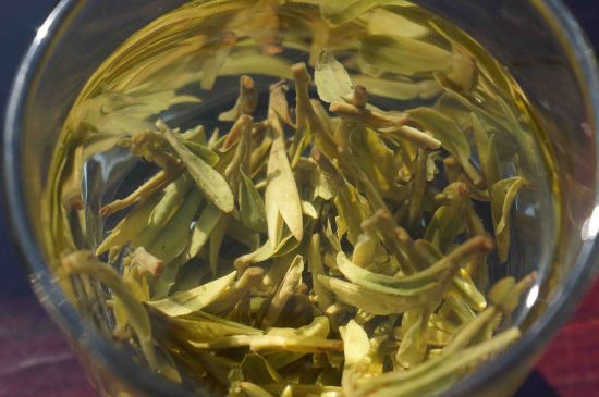 安吉白茶冷藏好還是冷凍好？這個(gè)需要根據(jù)存放時(shí)間來(lái)選擇