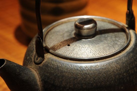 日本鐵壺怎么開(kāi)壺，新鐵壺開(kāi)壺方法