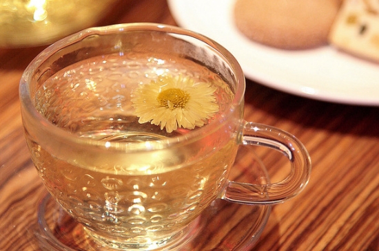 經(jīng)常菊花泡水好嗎，喝菊花茶有什么好處？