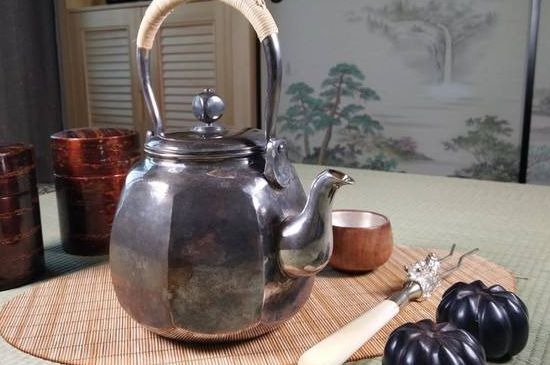 銀壺?zé)笏镉泻谏臇|西，為什么銀壺里有黑點(diǎn)