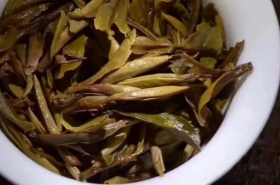 老白茶上火還是去火？夏季喝煮的老白茶會(huì)容易上火！