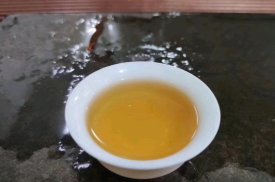 新舊白茶怎么區(qū)分，怎么分辨白茶是新還是舊