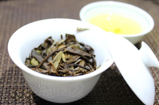 怎么撬老白茶茶餅不容易碎，福鼎白茶如何撬茶方法