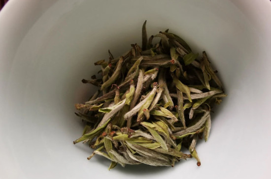 新舊白茶怎么區(qū)分，怎么分辨白茶是新還是舊