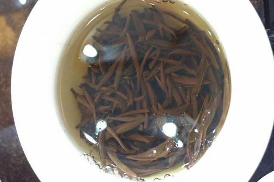 女人喝金駿眉的好處和壞處，女性喝金駿眉可減肥養(yǎng)顏