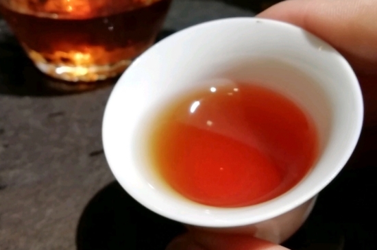 長(zhǎng)期喝巖茶會(huì)上火嗎？巖茶這樣喝了容易上火！