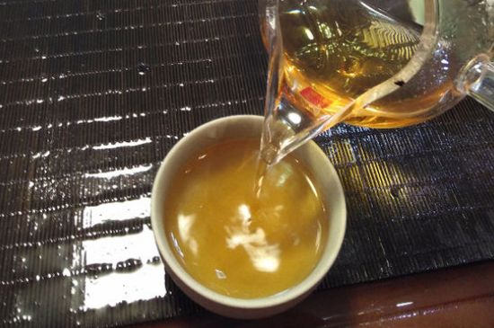 女人喝金駿眉的好處和壞處，女性喝金駿眉可減肥養(yǎng)顏