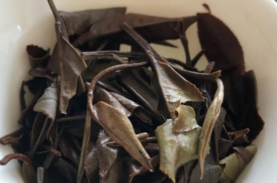 老白茶上火還是去火？夏季喝煮的老白茶會(huì)容易上火！