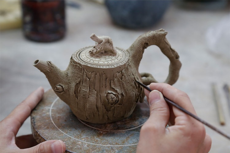仿木外皮紫砂壺，創(chuàng)意木樁手工雕刻紫砂壺